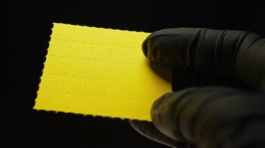 LSD Psychedelics terapisi ve Lysergic asit deneyleri. Halüsinojenik ilaç oral tüketim ve akıl sağlığı. LSD 'li adam kendini tedavi ederken kuru liserjik asit damlaları ile şeritleri tutuyor..