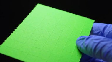 LSD Psychedelics terapisi ve Lysergic asit deneyleri. Halüsinojenik ilaç oral tüketim ve akıl sağlığı. LSD 'li adam kendini tedavi ederken kuru liserjik asit damlaları ile şeritleri tutuyor..