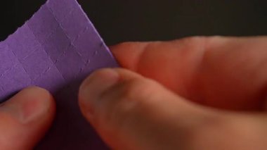 Partideki ya da dans kulübündeki kişinin elleri, LSD şeritlerini, tüketim için kullanılabilecek halüsinojenik ilaç Lucy ya da Ellis D. ile kuru bir Lysergic asit damlasıyla parçalayabilir ya da parçalayabilir..