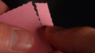 Partideki ya da dans kulübündeki kişinin elleri, LSD şeritlerini, tüketim için kullanılabilecek halüsinojenik ilaç Lucy ya da Ellis D. ile kuru bir Lysergic asit damlasıyla parçalayabilir ya da parçalayabilir..