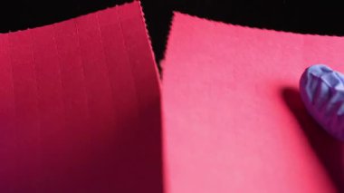 Eldivenli uyuşturucu satıcısının elleri, LSD şerit kağıtlarını kuru Lysergic asit damlalarıyla kırıyor ya da yırtıyor. Lucy veya Ellis D. Halüsinojenik uyuşturucu kulüplerde, partilerde ve sokaklarda satılıyor..