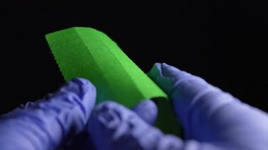 Eldivenli uyuşturucu satıcısının elleri, LSD şerit kağıtlarını kuru Lysergic asit damlalarıyla kırıyor ya da yırtıyor. Lucy veya Ellis D. Halüsinojenik uyuşturucu kulüplerde, partilerde ve sokaklarda satılıyor..