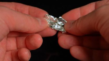 Partideki ya da dans kulübündeki kişinin elleri LSD şeritli folyoyu açıp ya da kurutulmuş Lysergic asitli ilaç Lucy ya da tüketim folyosundaki Ellis D. Halüsinojenik ilaçla temizler..