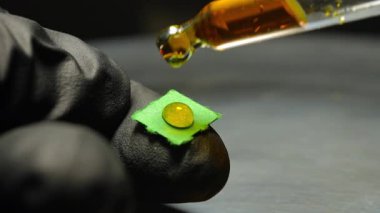 Strip blotter damlalarında LSD, kontrollü maddeler, satılık değil. Uyuşturucu kaçakçılığı. Lysergic asit Lucy ya da Ellis D almak halüsinasyon görmene neden oluyor. Satılık dans kulüpleri ve parti için bulundu..