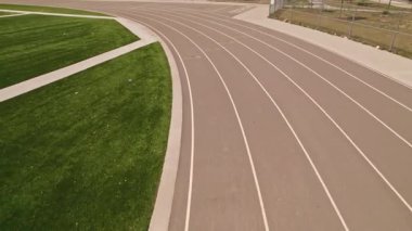 Spor yarışı POV sportmen görüşü için çalışan pist. Sporcular koşu antrenmanında bakış açısına sahipler. Yarışta yarışmanın havadan görüntüsü.