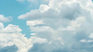 4K 'de gökyüzü zaman kaybı, güzel mavi yakın plan bulutlu arka plan. Mavi ve beyaz gökyüzü zaman aşımı, yaz bulutları.