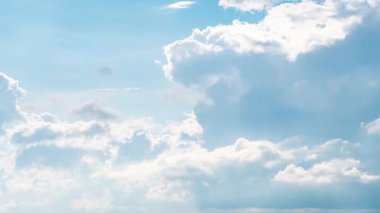 Güneşli, güzel bir günde mavi gökyüzü zamanı doluyor. Gün ortasında bulutlar hareket ediyor. 4K 'da gökyüzü zaman aşımı. Bulutlu zaman çizelgesi. Yaz doğası. Kuşlardan, böceklerden ve tozdan arınmış görüntüler..