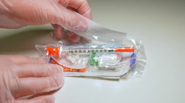 Hükümetin güvenli ilaç tüketimi için sağladığı Zarar azaltma kiti. Kısa enjeksiyon paketinde iğneler, steril su fırını ve dahası var: Toronto, Ontario, Kanada - 12 Kasım 2025