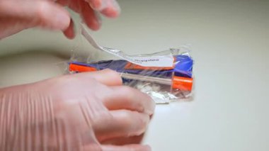 Devlet, uyuşturucu kullanıcıları için hasar azaltma kiti tedarik etmektedir. Kit, Fentanyl, Kokain, Kristal meth ve Crack Kokain enjekte etmek için kullanılabilir: Toronto, Ontario, Kanada - 12 Kasım 2025