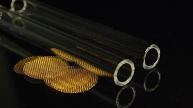 Masada Hasar azaltma kiti malzemelerini aç. Smoking Kit paketi cam ve pirinç ekranlardan yapılmış baloncuk ya da düz borular içerir. Hükümet programı. Fentanil, kristal meth için kullanılır..