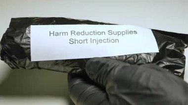 Hükümetin güvenli ilaç tüketimi için sağladığı Hasar azaltma malzemeleri. Kısa enjeksiyon paketinde şırıngalar, fırın ve steril filtre ile steril su ve daha fazlası var..