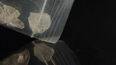 Kayalarda metamfetamin ilacı. Kristal meth ya da metamfetamin eğlence amaçlı ve oldukça etkili ve bağımlılık yapıcı bir ilaçtır. Kokaini sert kristallerle kır. Bağımlılık ve uyuşturucu kaçakçılığı.