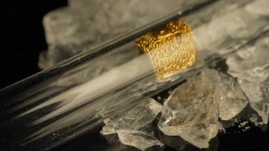 Kayalarda metamfetamin ilacı. Kristal meth ya da metamfetamin eğlence amaçlı ve oldukça etkili ve bağımlılık yapıcı bir ilaçtır. Kokaini sert kristallerle kır. Bağımlılık ve uyuşturucu kaçakçılığı.