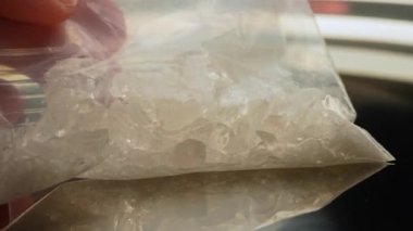 Plastik torbada metamfetamin ilacı. Kristal meth ya da metamfetamin eğlence amaçlı ve oldukça etkili ve bağımlılık yapıcı bir ilaçtır. Kokaini sert kristallerle kır. Bağımlılık ve uyuşturucu kaçakçılığı.