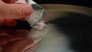 Plastik torbada metamfetamin ilacı. Kristal meth ya da metamfetamin eğlence amaçlı ve oldukça etkili ve bağımlılık yapıcı bir ilaçtır. Kokaini sert kristallerle kır. Bağımlılık ve uyuşturucu kaçakçılığı.