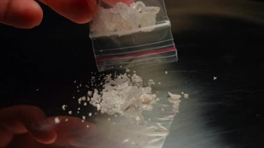 Plastik torbada metamfetamin ilacı. Kristal meth ya da metamfetamin eğlence amaçlı ve oldukça etkili ve bağımlılık yapıcı bir ilaçtır. Kokaini sert kristallerle kır. Bağımlılık ve uyuşturucu kaçakçılığı.