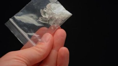 MDMA Ecstasy veya kristal veya kaya formunda ekstazi, uyuşturucu coşku, duygusal yakınlık, duyusal algı ve enerjik aktiviteleri daha eğlenceli kılar. Bir empati duygusu yarat.
