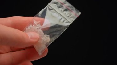 MDMA Ecstasy ya da molly kristal ya da kaya formunda. Kristaller daha küçük parçalara ya da kayalara bölünebilir ve toz ya da kristal çakıl parçaları gibi satılıp yutulabilir, burundan çekilebilir ya da diş etlerine konulabilir..