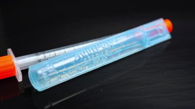 Uyuşturucuyu tozdan, kristalden, kayadan veya tabletten eritmek için kullanılan steril su ve iğne, damar hasarı riskini azaltır, kazma enjeksiyonu için iğne: Toronto, Ontario, Kanada - 12 Kasım 2025