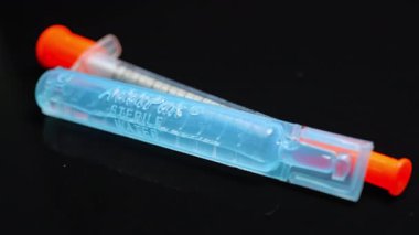 Uyuşturucuyu tozdan, kristalden, kayadan veya tabletten eritmek için kullanılan steril su ve iğne, damar hasarı riskini azaltır, kazma enjeksiyonu için iğne: Toronto, Ontario, Kanada - 12 Kasım 2025