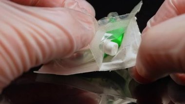 Fırın, bir uyuşturucuyu karıştırıp ısıtmak için kullanılan konteynır. Zarar azaltma kiti: Toronto, Ontario, Kanada - 12 Kasım 2025