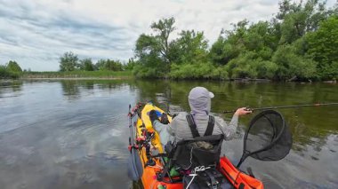 Su sporu. Sabahın erken saatlerinde gölde kano ve balık avlamak. Kuzey Amerika göllerinin sakin sularını keşfediyorum. Balıkçı, balık tutarken göle geri döndü. Bas ve turna balığı avı.