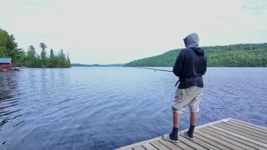 Adam olta, olta, olta, olta ve Bob 'u cezbetmek için ustaca balık tutma tekniği kullanıyor. Balıkçı, yaz tatilinde oltaya takılır ya da balık tutar..