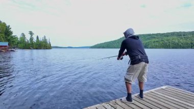 Adam olta, olta, olta, olta ve Bob 'u cezbetmek için ustaca balık tutma tekniği kullanıyor. Balıkçı, yaz tatilinde oltaya takılır ya da balık tutar..