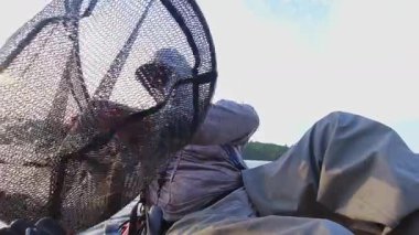 Kano balıkçılığı, insanlar taze balık avlıyor Ontario, Kanada 'daki Simcoe Gölü' nde, alacakaranlık doğası ve sükunetinde. Angler sıcak yaz akşamlarında yalnızlığın tadını çıkarır..