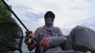 Kano sporu balıkçılığı. Angler kanoyla sahili gezmeyi seviyor, oltasını atıp sersemletiyor. Huzurlu su kıyısı ve Simcoe Gölü, Ontario, Kanada 'da mükemmel bir ortam. Yakala ve bırak..