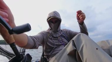 Kano sporu balıkçılığı. Angler kanoyla sahili gezmeyi seviyor, oltasını atıp sersemletiyor. Huzurlu su kıyısı ve Simcoe Gölü, Ontario, Kanada 'da mükemmel bir ortam. Yakala ve bırak..