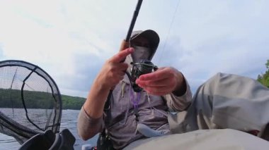 Kano sporu balıkçılığı. Angler kanoyla sahili gezmeyi seviyor, oltasını atıp sersemletiyor. Huzurlu su kıyısı ve Simcoe Gölü, Ontario, Kanada 'da mükemmel bir ortam. Yakala ve bırak..