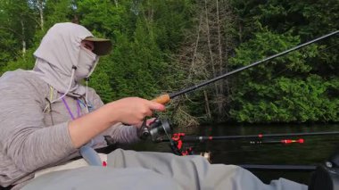 Kano sporu balıkçılığı. Angler kanoyla sahili gezmeyi seviyor, oltasını atıp sersemletiyor. Huzurlu su kıyısı ve Simcoe Gölü, Ontario, Kanada 'da mükemmel bir ortam. Yakala ve bırak..