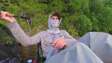 Kanada 'nın Ontario kentindeki Simcoe gölünde baş döndürücü doğa ve sükunetle çevrili kano balıkçılığı yalnızlığı. Angler sıcak yaz akşamlarında yalnızlıktan hoşlanır. İnsan oltasını atar ve sarar..