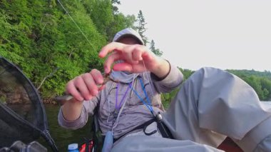 Kanada 'nın Ontario kentindeki Simcoe gölünde baş döndürücü doğa ve sükunetle çevrili kano balıkçılığı yalnızlığı. Angler sıcak yaz akşamlarında yalnızlıktan hoşlanır. İnsan oltasını atar ve sarar..