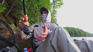 Kanada 'nın Ontario kentindeki Simcoe gölünde baş döndürücü doğa ve sükunetle çevrili kano balıkçılığı yalnızlığı. Angler sıcak yaz akşamlarında yalnızlıktan hoşlanır. İnsan oltasını atar ve sarar..