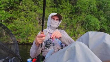 Kanada 'nın Ontario kentindeki Simcoe gölünde baş döndürücü doğa ve sükunetle çevrili kano balıkçılığı yalnızlığı. Angler sıcak yaz akşamlarında yalnızlıktan hoşlanır. İnsan oltasını atar ve sarar..