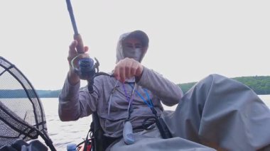 Kanada 'nın Ontario kentindeki Simcoe gölünde baş döndürücü doğa ve sükunetle çevrili kano balıkçılığı yalnızlığı. Angler sıcak yaz akşamlarında yalnızlıktan hoşlanır. İnsan oltasını atar ve sarar..