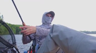 Kanada 'nın Ontario kentindeki Simcoe gölünde baş döndürücü doğa ve sükunetle çevrili kano balıkçılığı yalnızlığı. Angler sıcak yaz akşamlarında yalnızlıktan hoşlanır. İnsan oltasını atar ve sarar..