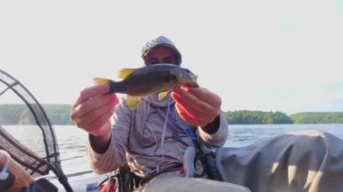 Kanada 'nın Ontario kentindeki Simcoe gölünde baş döndürücü doğa ve sükunetle çevrili kano balıkçılığı yalnızlığı. Angler sıcak yaz akşamlarında yalnızlıktan hoşlanır. İnsan oltasını atar ve sarar..