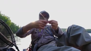 Kanada 'nın Ontario kentindeki Simcoe gölünde baş döndürücü doğa ve sükunetle çevrili kano balıkçılığı yalnızlığı. Angler sıcak yaz akşamlarında yalnızlıktan hoşlanır. İnsan oltasını atar ve sarar..