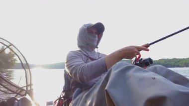 Kanada 'nın Ontario kentindeki Simcoe gölünde baş döndürücü doğa ve sükunetle çevrili kano balıkçılığı yalnızlığı. Angler sıcak yaz akşamlarında yalnızlıktan hoşlanır. İnsan oltasını atar ve sarar..