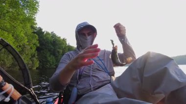 Kanada 'nın Ontario kentindeki Simcoe gölünde baş döndürücü doğa ve sükunetle çevrili kano balıkçılığı yalnızlığı. Angler sıcak yaz akşamlarında yalnızlıktan hoşlanır. İnsan oltasını atar ve sarar..