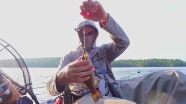 Kanada 'nın Ontario kentindeki Simcoe gölünde baş döndürücü doğa ve sükunetle çevrili kano balıkçılığı yalnızlığı. Angler sıcak yaz akşamlarında yalnızlıktan hoşlanır. İnsan oltasını atar ve sarar..