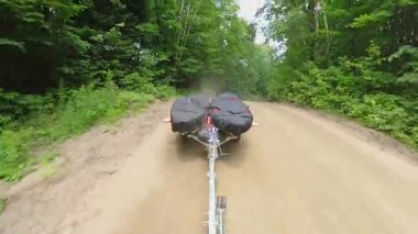 Kayık römorkunda su geçirmez ultraviyole koruma kumaşlarıyla kaplı kanolar, kamyon veya arabayla taşınıyor. Su sporu balıkçılığı. Gölde tekne denize açılacak. Römork balıkçılığı kanoları.