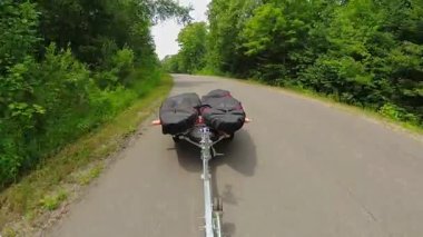 Kayık römorkunda su geçirmez ultraviyole koruma kumaşlarıyla kaplı kanolar, kamyon veya arabayla taşınıyor. Su sporu balıkçılığı. Gölde tekne denize açılacak. Römork balıkçılığı kanoları.