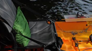 Turnuva ya da balıkçılık derbisi sırasında kano gölü için tam donanımlı su aracı. Balıkçılık faaliyetleri için kano su araçları. Sakin göl sularında balık kayığı. Eğlence amaçlı su aracı.