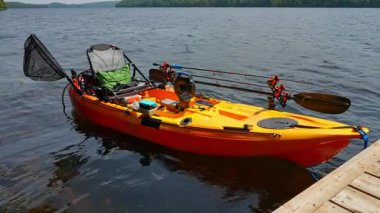 Tam donanımlı kano kayığı bağlanmış ve kulübeye yakın bir rıhtıma bağlanmış. Turnuva sırasında kano gölü ya da balıkçılık derbisi. Balıkçılık faaliyetleri için kano su araçları. Eğlence amaçlı su aracı.