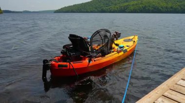 Tam donanımlı kano kayığı bağlanmış ve kulübeye yakın bir rıhtıma bağlanmış. Turnuva sırasında kano gölü ya da balıkçılık derbisi. Balıkçılık faaliyetleri için kano su araçları. Eğlence amaçlı su aracı.