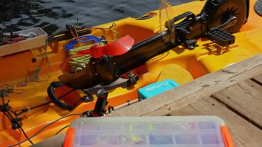 Turnuva ya da balıkçılık derbisi sırasında kano gölü için tam donanımlı su aracı. Balıkçılık faaliyetleri için kano su araçları. Sakin göl sularında balık kayığı. Eğlence amaçlı su aracı.